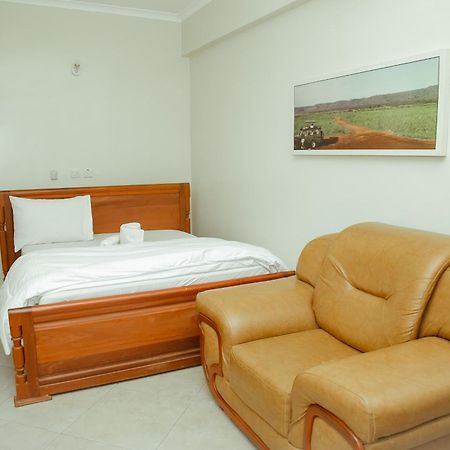 Fq Hotel Дар ес Саалам Екстериор снимка